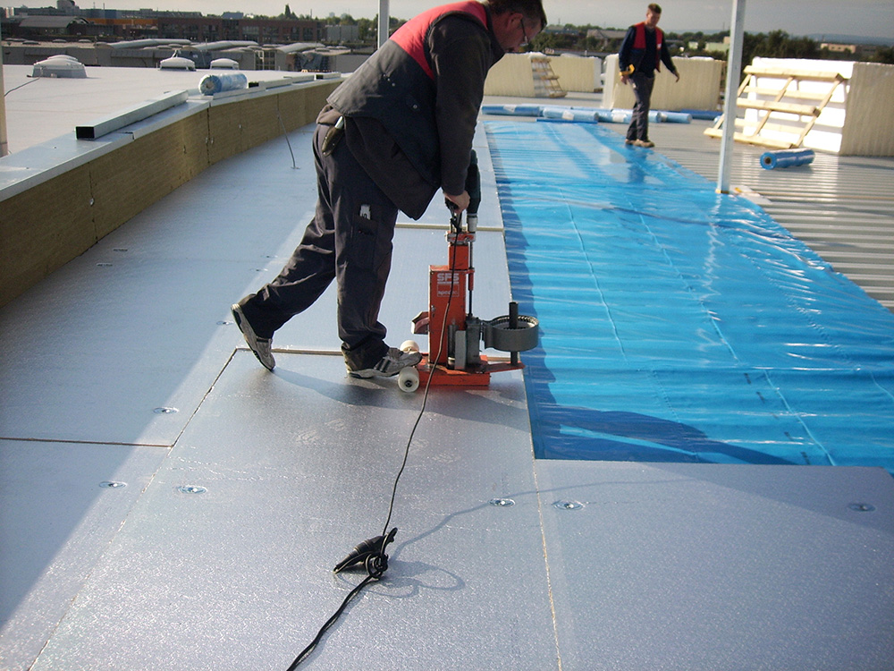Verlegung_PU-Platte auf Industrieleichtdach